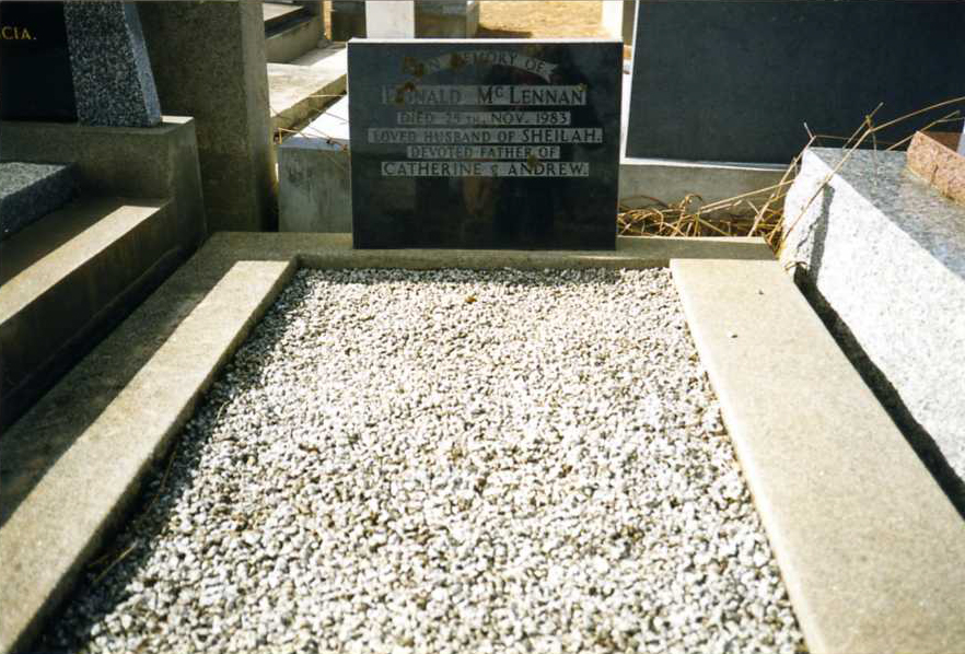 Photo of headstones/Donald McLennan d1983 hdstn Warncoort 354